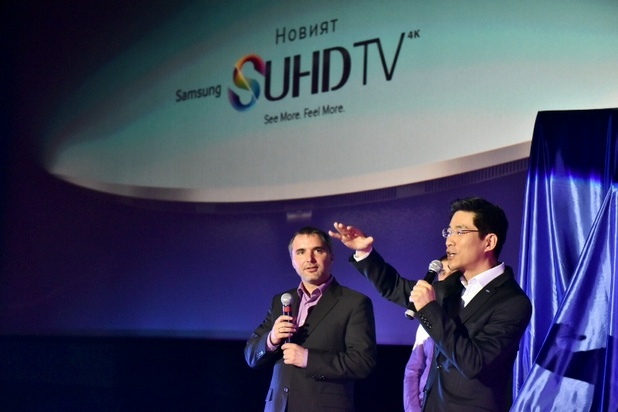 „Новата гама SUHD телевизори на Samsung e най-доброто в нашето портфолио”, заяви Христофор Петков (вляво)