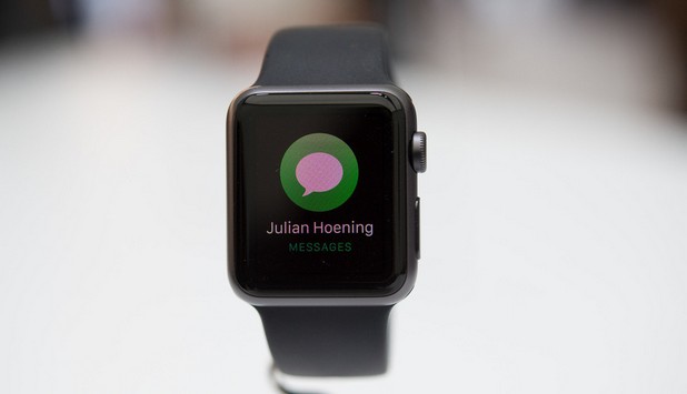 Една година след пазарния си дебют Apple Watch предизвиква противоречиви оценки