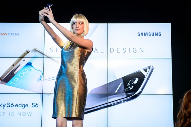 Премиум смартфонът Galaxy S6 бе представен вчера в модерен столичен клубове