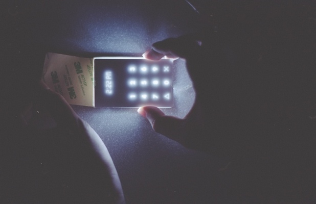 The Light Phone има и една екстра - може да се използва като фенерче