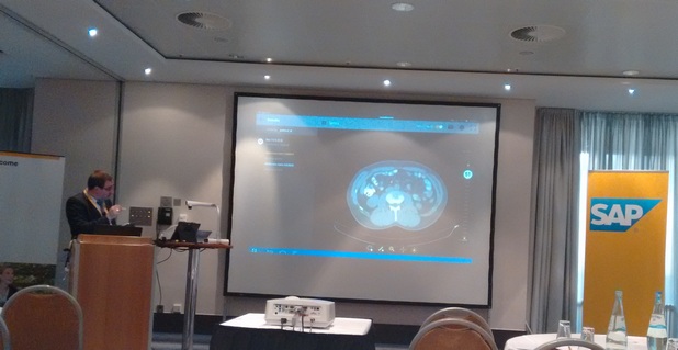 Йордан Илиев, ИТ директор на Националната онкологична болница, демонстрира мобилното приложение Smart DI по време на SAP конференция във Франкфурт