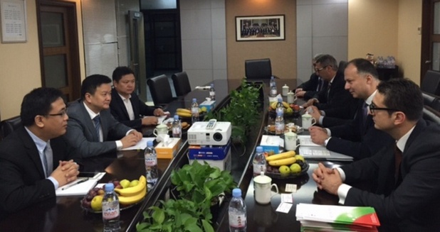 Мениджъри на китайската компания Хeнгтонг Оптик Илектрик разговаряха с представители на правителството за евентуални инвестиции у нас