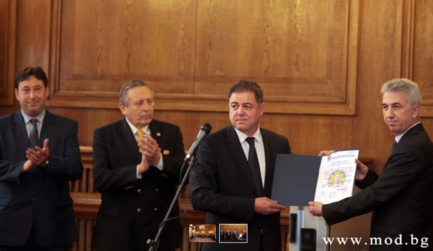 Уникалната българска разработка за защита на информацията получи сертификат на церемония в Министерство на отбраната