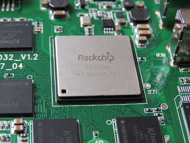 На изложението Computex 2015 бе показан таблет с Rockchip RK3288 и Windows 10 Mobile Insider Preview 