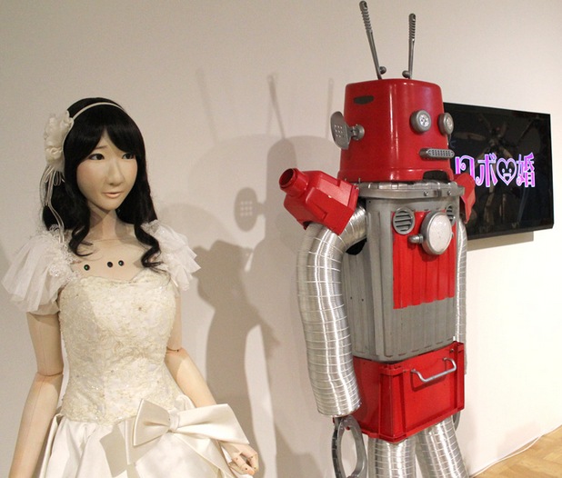 Два робота сключиха брак на церемония в един от най-оживените райони на Токио