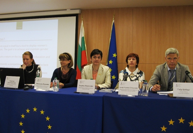 „Българският фонд за жените работи за овластяването на жените”, заяви изпълнителният директор на фонда - Надежда Дерменджиева (вляво)