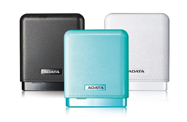 Батерията Adata PV150 идва в черен, бял или син цвят с имитираща кожа външност