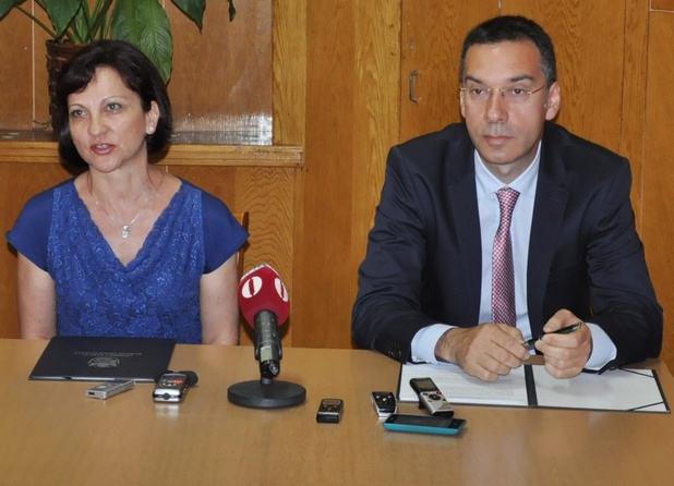 „Тази услуга слага край на опашките пред гишетата”, заяви кметът на Бургас Димитър Николов