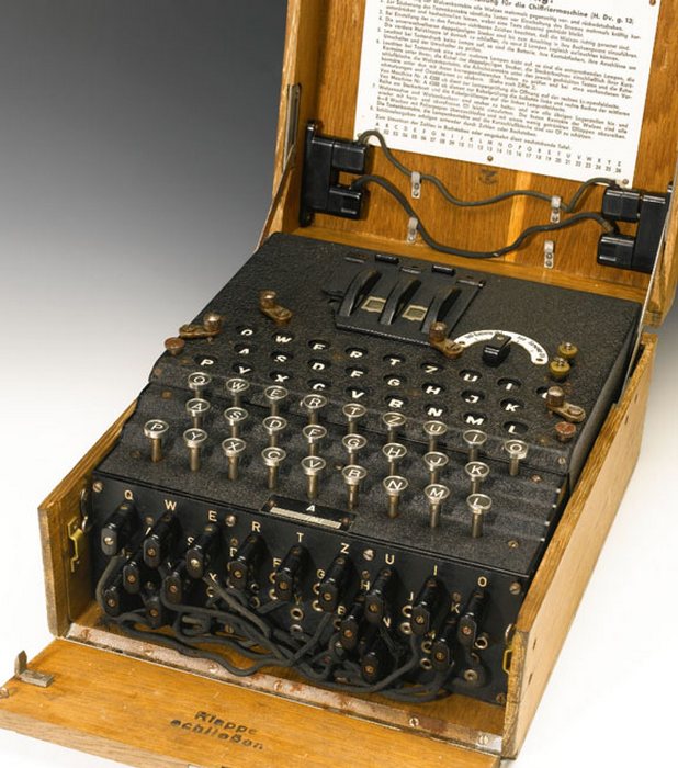 Продаденият екземпляр на Enigma е направен през 1943 г. и има сериен номер A16422