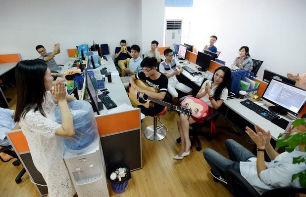 Красиви и забавни момичета създават настроение в мъжките колективи от програмисти в Китай