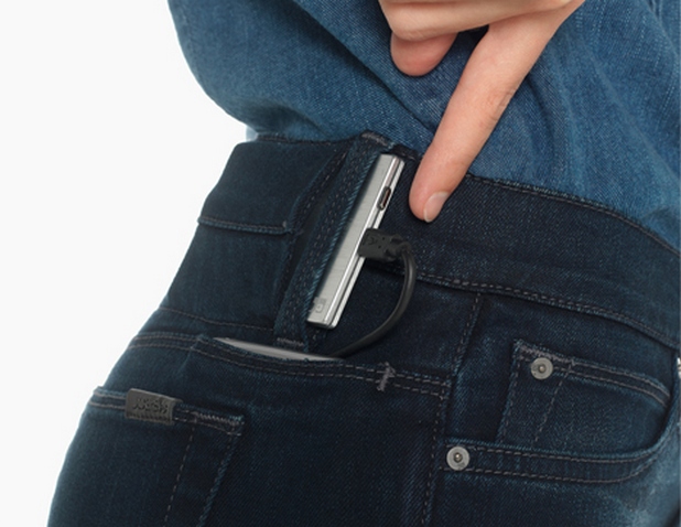 Дънките на Joe's Jeans имат специални джобове за смартфон и външна батерия