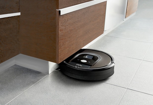 Roomba 980 е с по-малка височина от предшествениците си, за да влиза още по-лесно под мебели