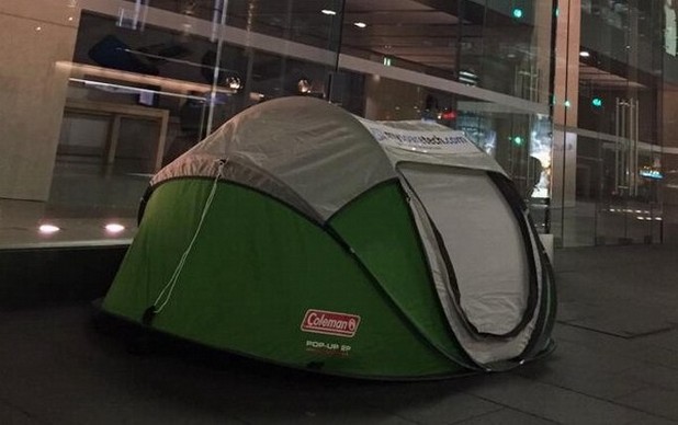 Австралиец живее на палатка пред AppleStore в очакване на старта на продажбите на iPhone 6S