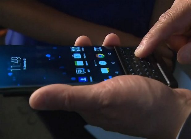 Слайдерът BlackBerry Priv има 5,4-инчов екран и механична клавиатура 