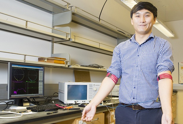 Новата технология за безжично предаване на данни използва магнитното поле на човешкото тяло (снимка: UC San Diego)
