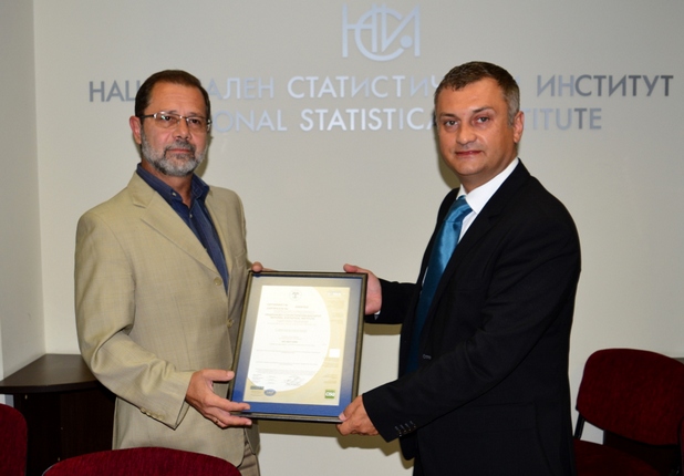 Председателят на НСИ Сергей Цветарски получава сертификата за внедрена система за управление на качеството ISO 9001:2008 от представителя на одитора - фирма Рина България