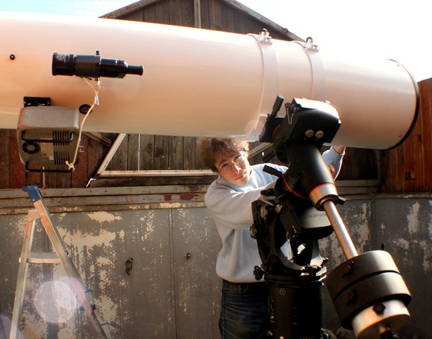 Александър Куртенков с 35-сантиметровия телескоп на студентската обсерватория на СУ близо до Плана (снимка: личен архив) 