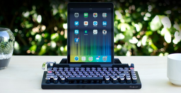 Qwerkywriter може да се ползва като клавиатура и поставка за iPad