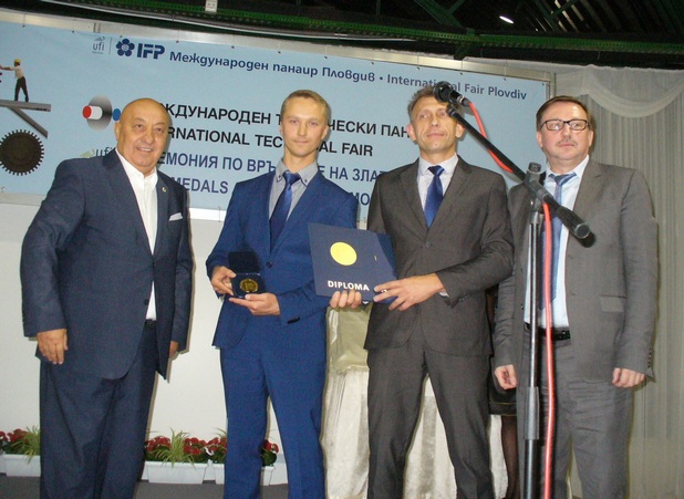 Георги Гергов (вляво) връчи златен медал на създателите на универсално спасително превозна средство, което бе представено в рамките на националната експозиция на Руската федерация на Международния технически панаир в Пловдив