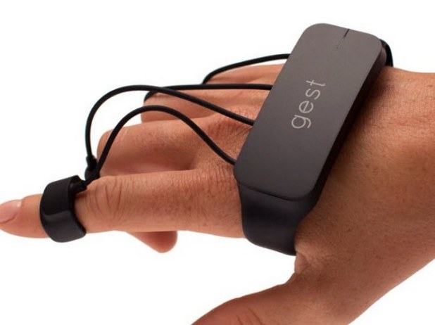 Gest прилича на ръкавица, която се закрепва на дланта и пръстите на потребителя