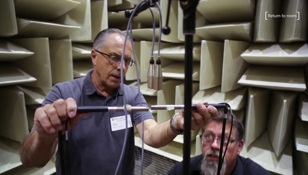 Специалисти измерват нивото на шум в лабораторията на Microsoft в Редмънт