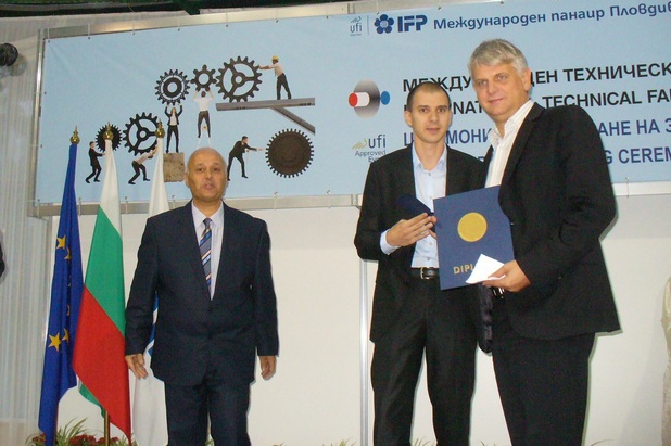 „Нашата най-нова разработка също тръгна от Панаира, заяви управителят на „Орак инженеринг” - Красимир Стоянов (вдясно), когато получи 18-ия златен медал за компанията