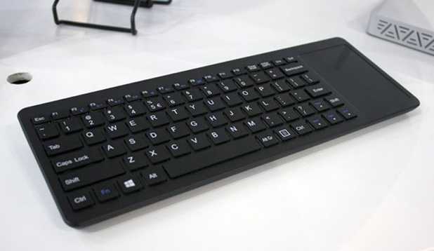 Вдясно на клавиатурата е разположен голям тъчпад, който поддържа управление с жестове