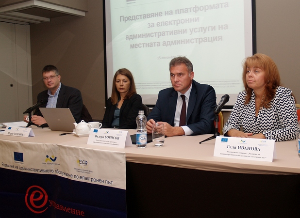 Зам.-министър Валери Борисов (в средата) призова общините да се интегрират към облачната инфраструктура на е-управлението