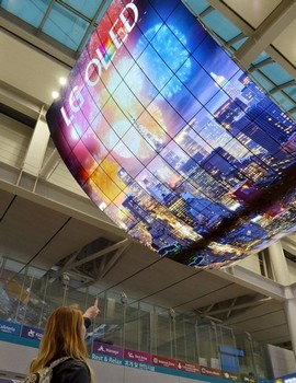 Гигантският OLED екран на международното летище в Южна Корея