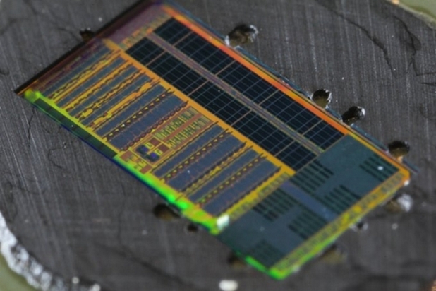 Архитектура на чипа с фотонна система за вход/изход: отляво – оптични светодиоди, вдясно долу - две стандартни изчислителни ядра, отгоре - памет
