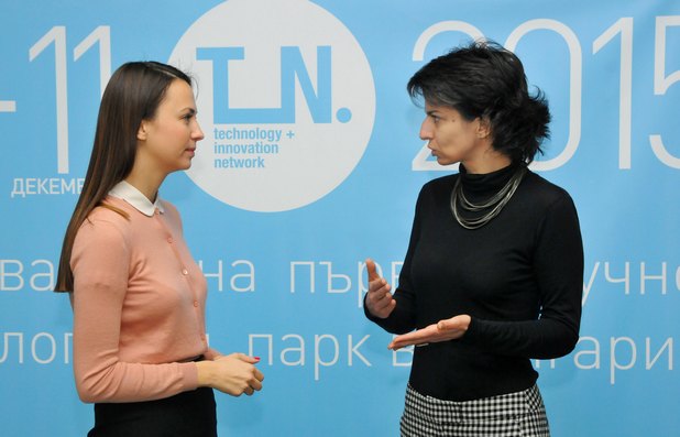 Ева Паунова (вляво) и Елица Панайотова на откриването в София на научно-технологичния парк T+IN 