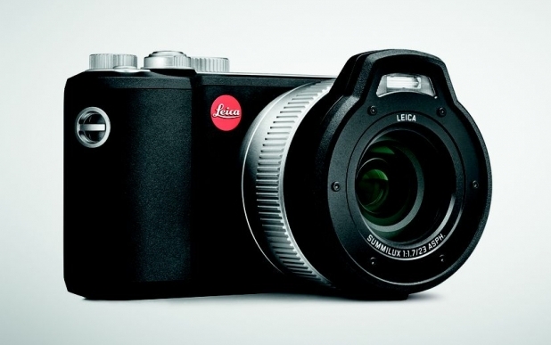 На външен вид Leica X-U се отличава от останалите устройства на производителя най-вече с масивния си корпус
