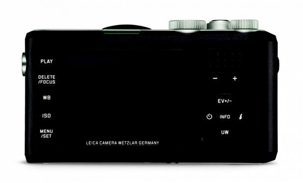 Вместо класически визьор фотокамерата Leica X-U предлага 3-инчов LСD дисплей