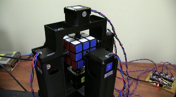 От техническа гледна точка, роботът-рекордьор в нареждането на кубчето на Рубик е сравнително прост