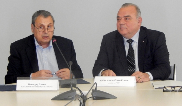 Божидар Данев (вляво) подчерта задълбочаващата се диспропорция между търсене и предлагане на квалифицирани специалисти (снимка: БСК)