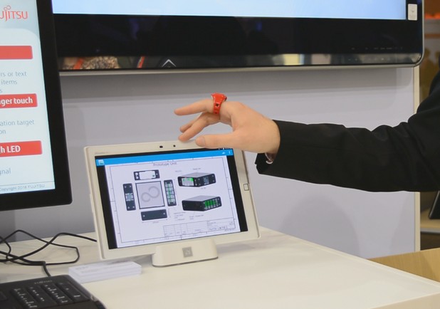 Интерактивният пръстен позволява работа с малък сензорен екран, без потребителят да го докосва
