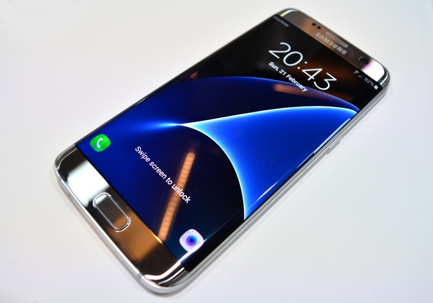 Galaxy S7 има Super AMOLED дисплей с резолюция QHD 2560x1440 пиксела