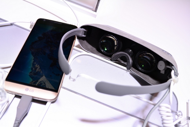 Очилата за виртуална реалност се свързват лесно към смартфона, леки са и не натоварват врата