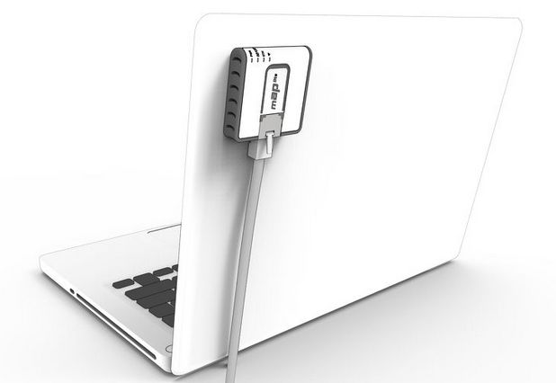 С помощна на магнит, RouterBOARD mAP lite се закрепва лесно към гърба на лаптопа и или на рак-система
