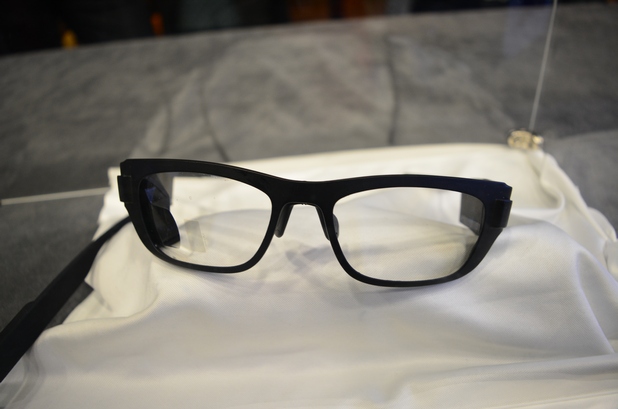 Оптичната система на Zeiss прави очилата добре изглеждащи и „истински“  (снимка: Business Wire)