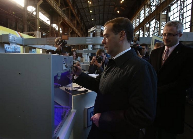 Дмитрий Медведев инспектира професионалната машина Алфа-2 (снимка: Станкопром)