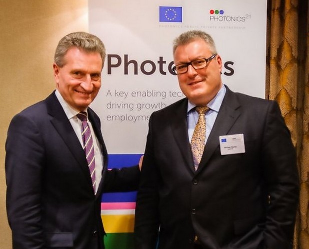 Европейският комисар Гюнтер Йотингер (вляво) и президентът на Photonics21 Майкъл Мертин обявиха проекта за PI-SCALE за пилотно производство на OLED панели
