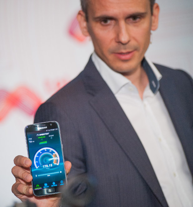 Деян Кастелиц, директор Технологии в Мтел, показва колко бърза може да бъде 4,5G мрежата на телекома