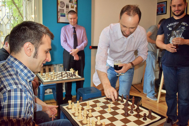 На срещата с журналисти OneBit Software организира мини блиц турнир между Веско Топалов и екипа на компанията