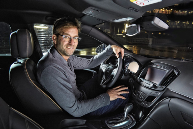 Макар, че ползва автономната функция за следване в Opel Insignia, Юрген Клоп е категоричен, че все още той взима решенията