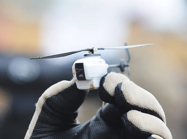 САЩ планират въоръжаване с миниатюрни дронове, по примера на британските военни (на снимката: дрон Black Hornet)
