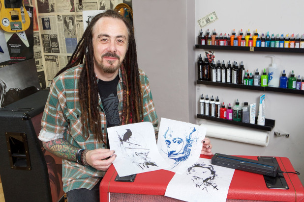 Пол Табът, бивш графичен дизайнер и музикант, татуира своите дизайни върху фенове по време на събирания в Европа и Щатите