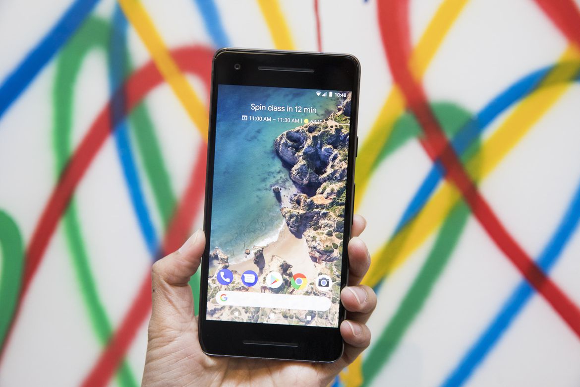 Двата смартфона на Google идват с операционна система Android 8.0