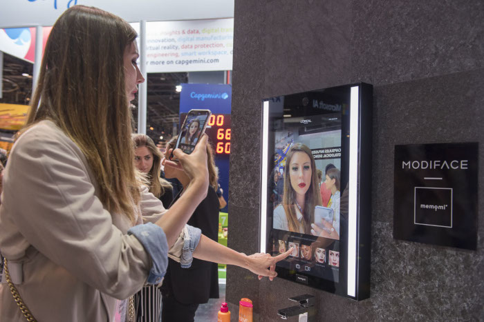 LOreal демонстрира иновацията на изложение в ПарижУмното огледало на L’Oreal