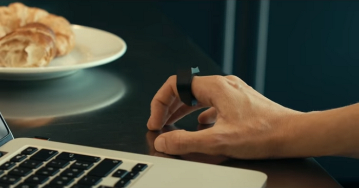 Иновативната EasySMX Ring Mouse е изпълнена във вид на пръстенRing